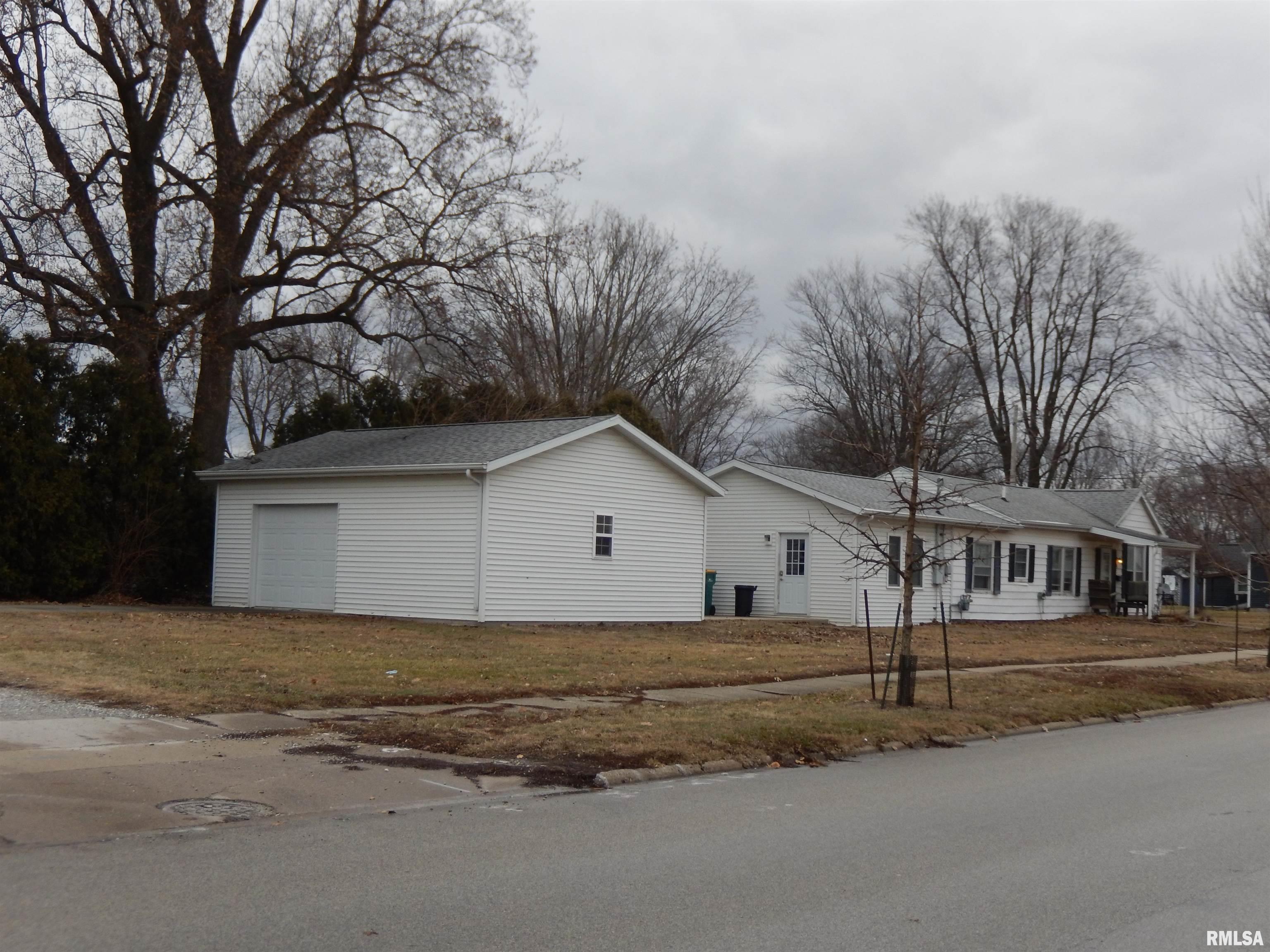 840 East Pierce Street Macomb, IL 61455 - Photo 2 of 32