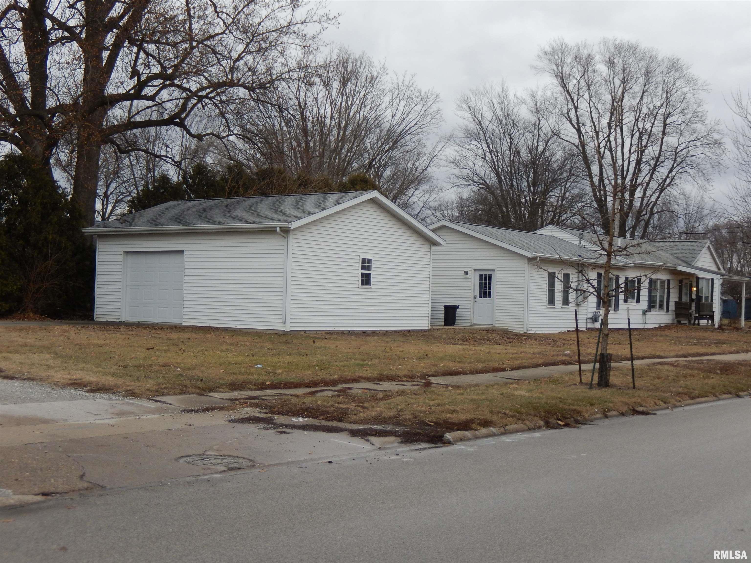 840 East Pierce Street Macomb, IL 61455 - Photo 7 of 32