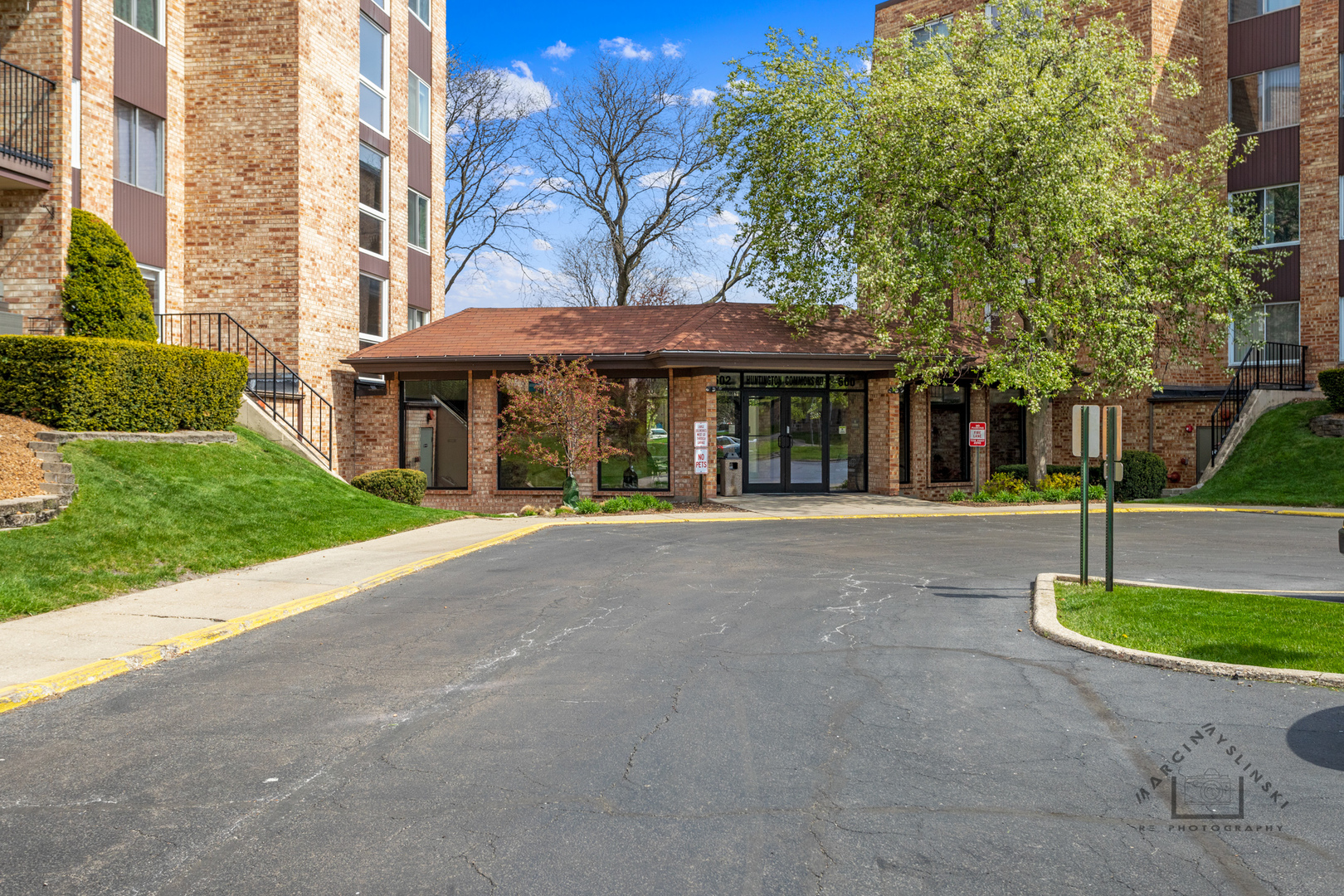 502 West Huntington Commons Road, Unit 146 Mount Prospect, IL 60056 - Photo 2 of 21
