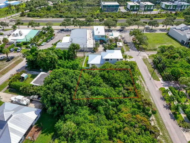 an aerial view of residential house with outdoor space and lake view