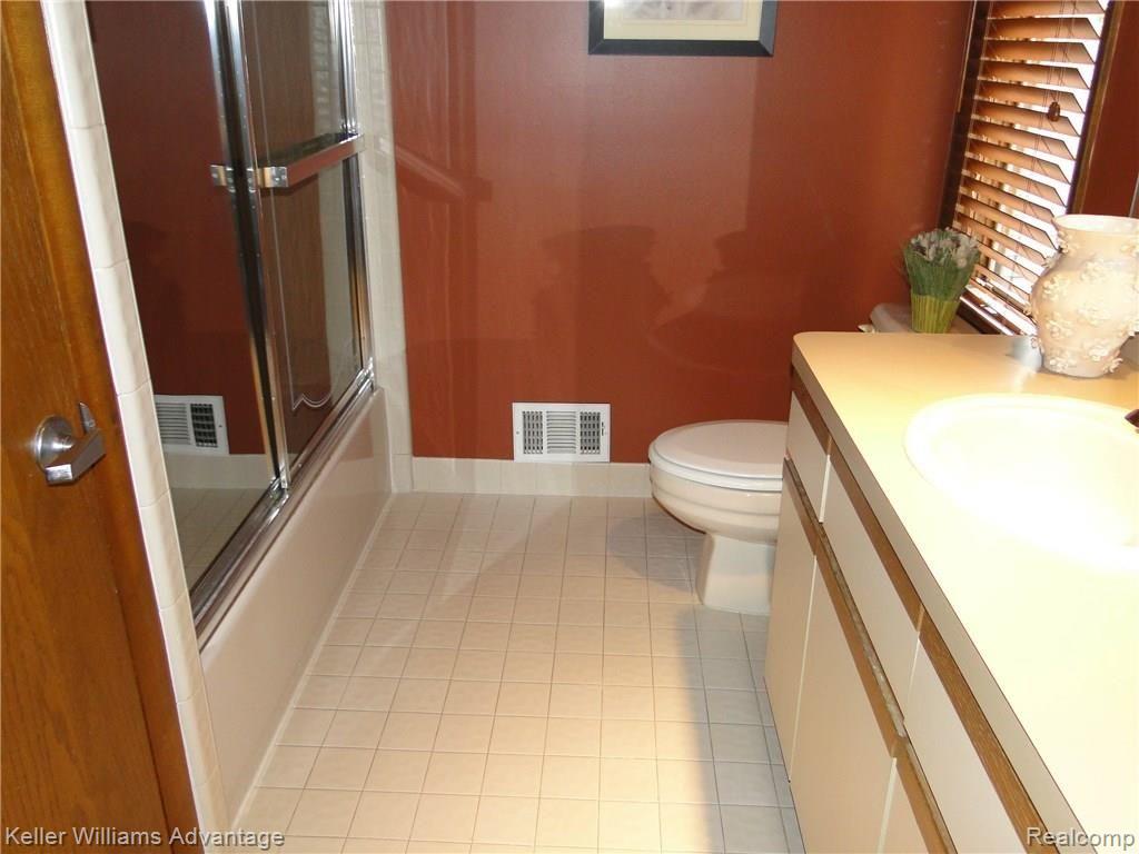 2190 West Square Lake Road Troy, MI 48098 - Photo 21 of 31 Bathroom.jpg