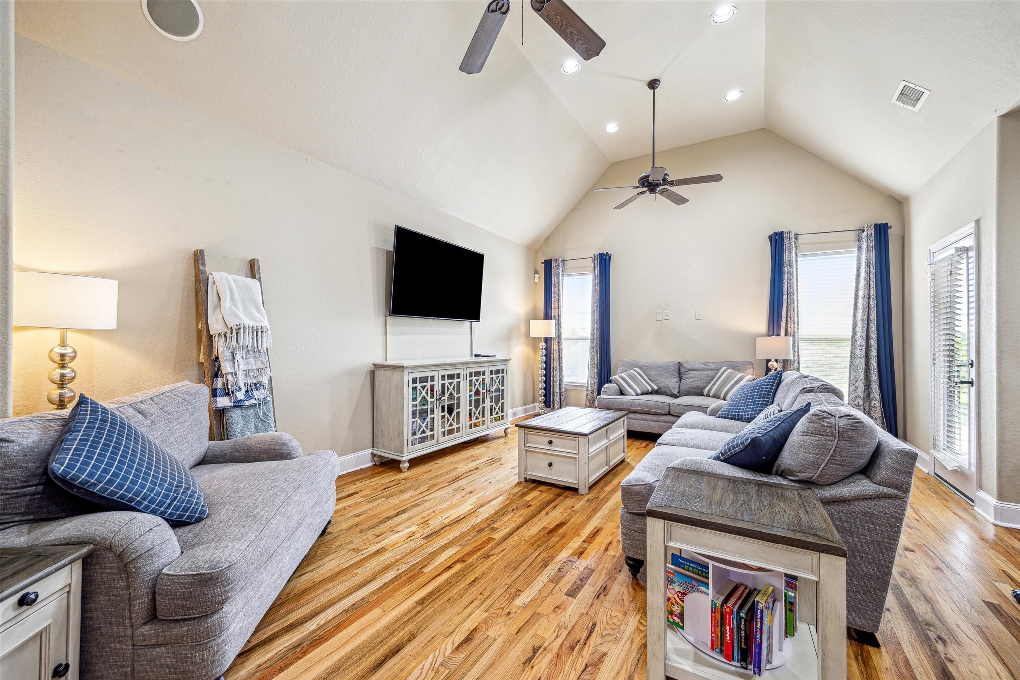 210 Grove Street Houston, TX 77020 - Photo 5 of 28 a living room with furniture and a flat screen tv