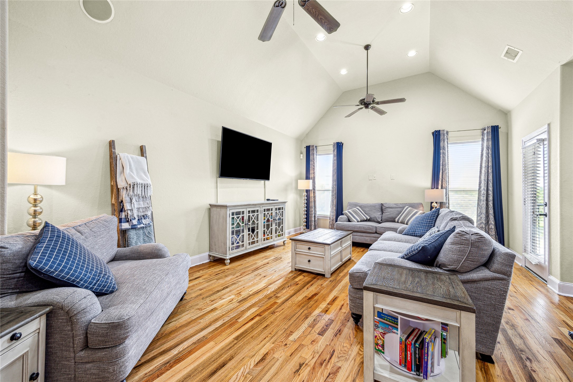 210 Grove Street Houston, TX 77020 - Photo 6 of 28 a living room with furniture and a flat screen tv