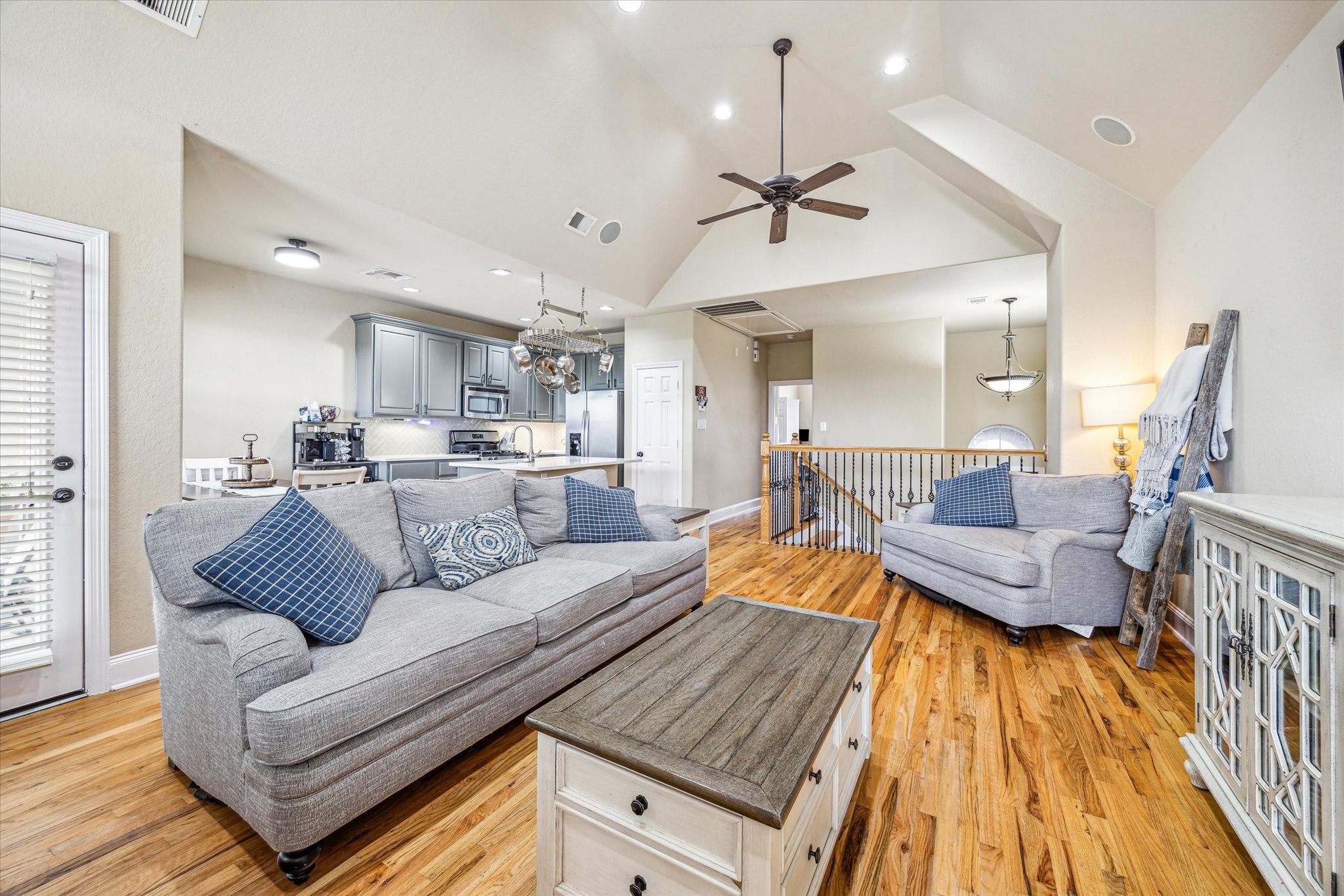 210 Grove Street Houston, TX 77020 - Photo 7 of 28 a living room with furniture and kitchen view