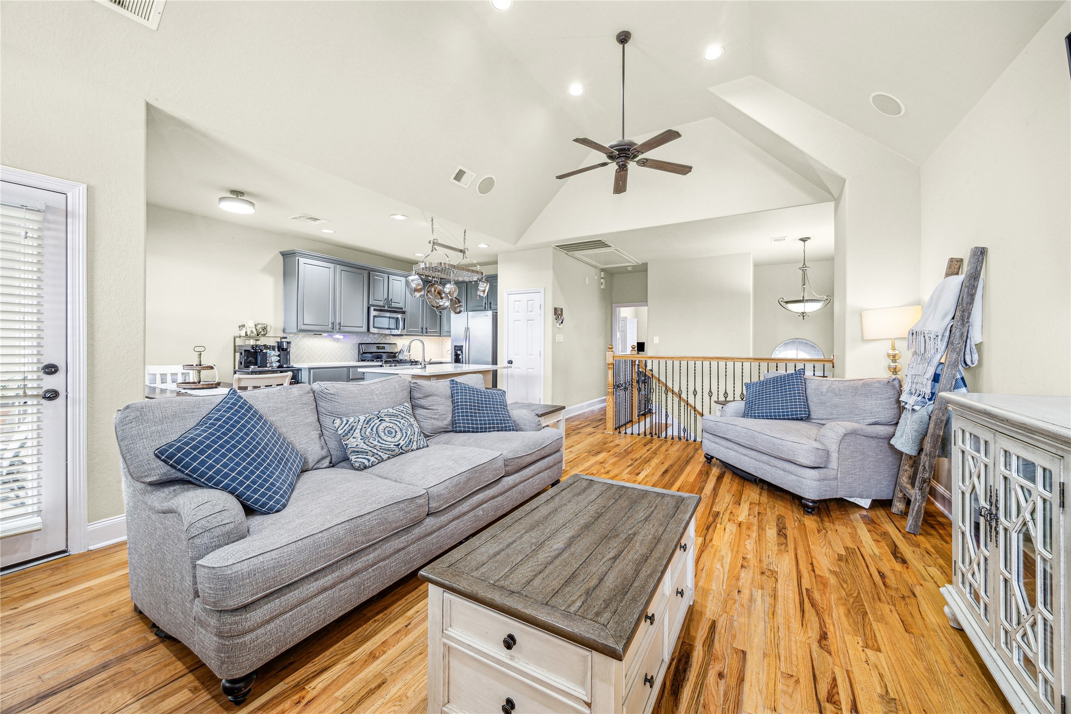 210 Grove Street Houston, TX 77020 - Photo 8 of 28 a living room with furniture and kitchen view