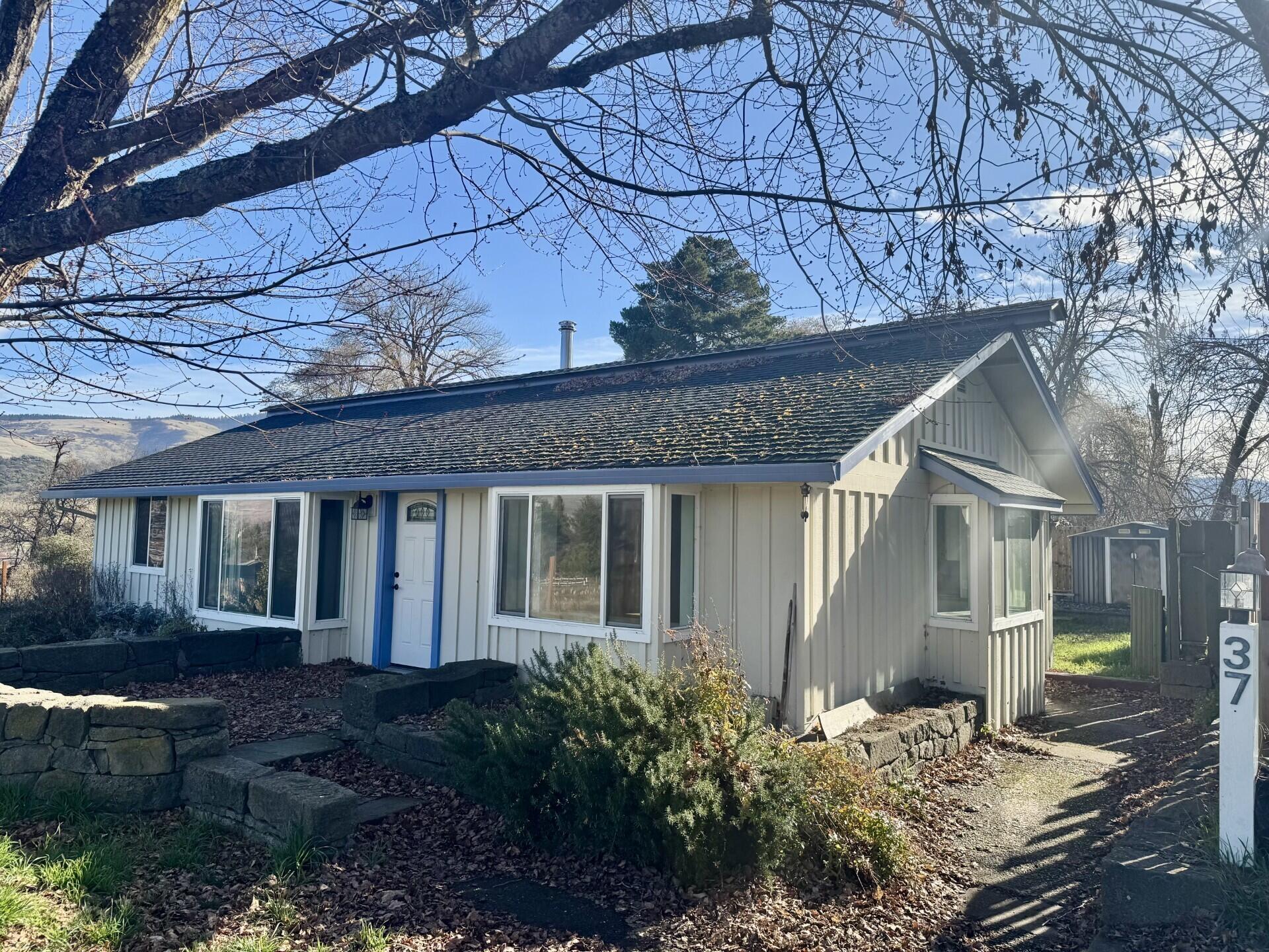 376 Crowson Road Ashland, OR 97520 - Photo 3 of 23 8