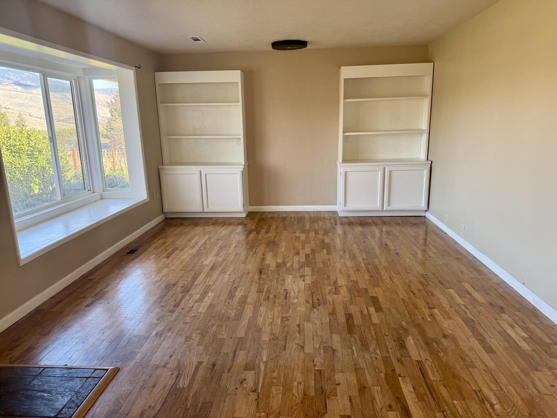 376 Crowson Road Ashland, OR 97520 - Photo 4 of 23 3