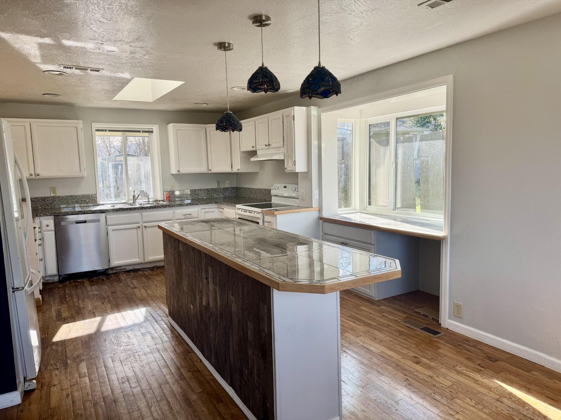 376 Crowson Road Ashland, OR 97520 - Photo 6 of 23 5