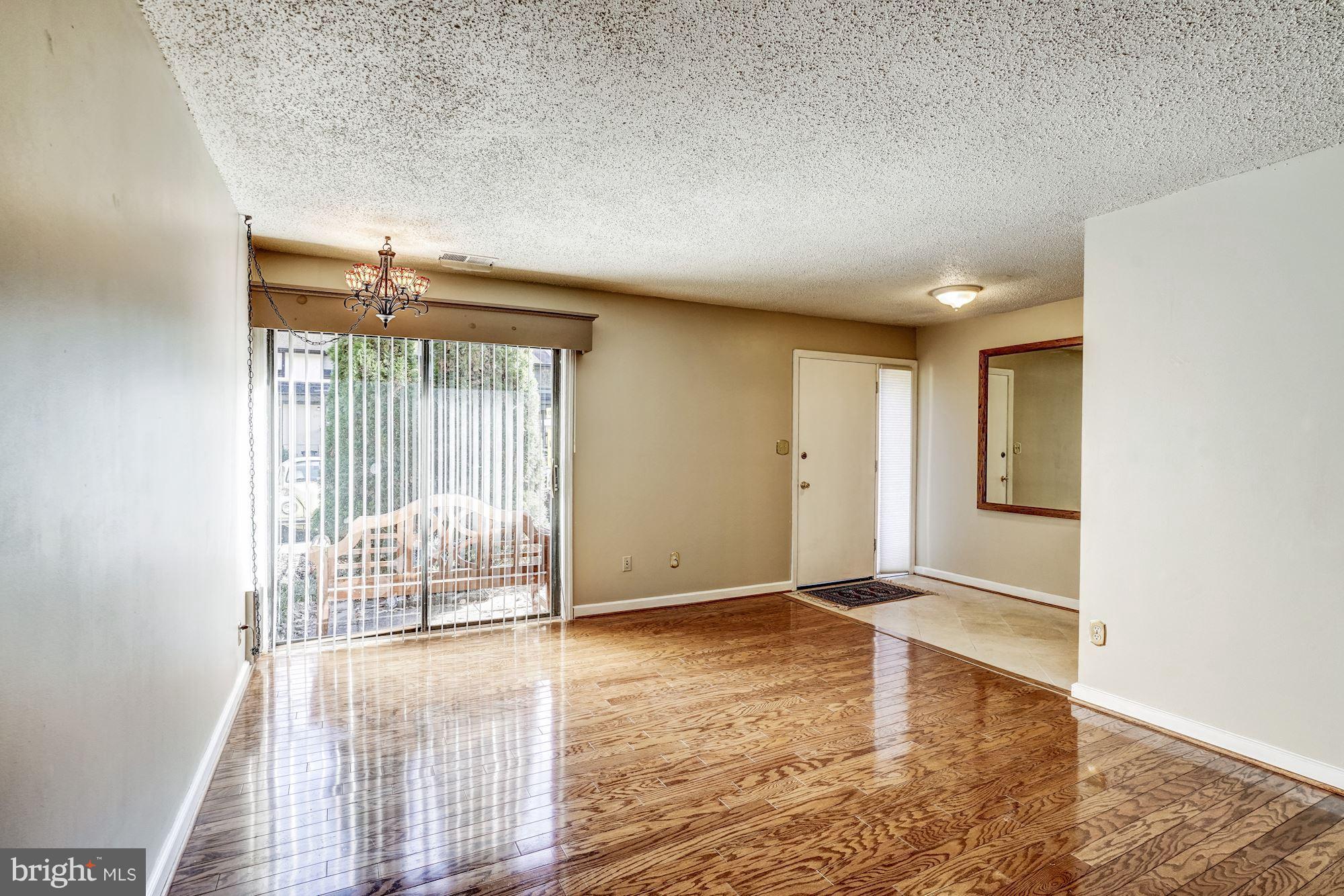 2254 Coppersmith Square Reston, VA 20191 - Photo 4 of 25 Light & Bright Living Room