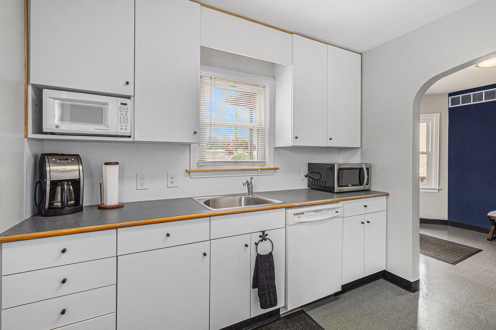 570 South Maple Road Ann Arbor, MI 48103 - Photo 6 of 21 006_img_2210_943