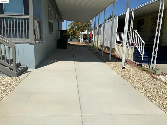 a view of back yard of the house