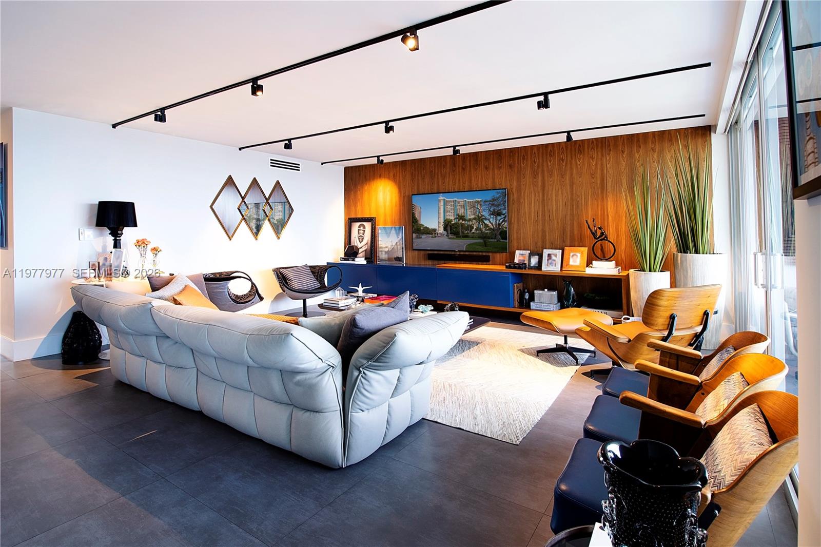 881 Ocean Drive, Unit 7D Key Biscayne, FL 33149 - Photo 2 of 8