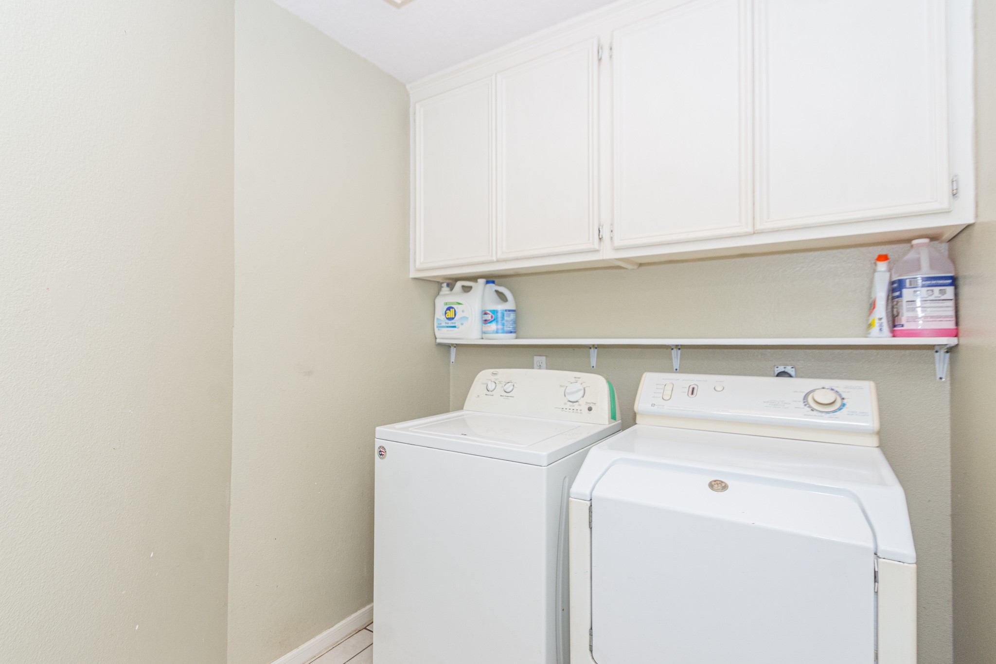 808 Manor Drive Angleton, TX 77515 - Photo 24 of 31 a utility room with dryer and washer