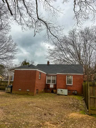 a view of yard with tree