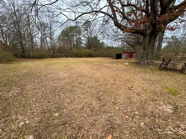 a view of a yard with a house