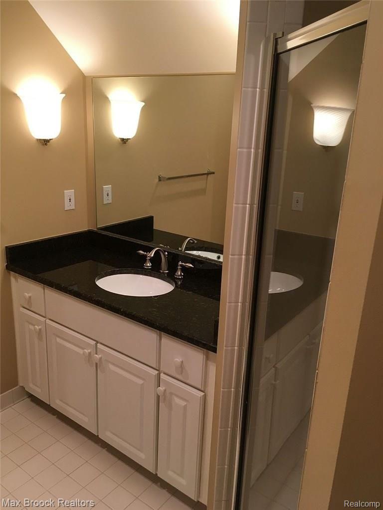 1995 Mapleridge Road Rochester, MI 48309 - Photo 35 of 43 suite bath.jpg