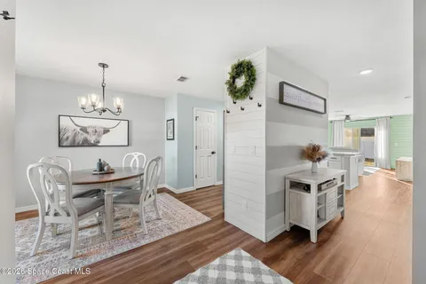 a view of house with garden