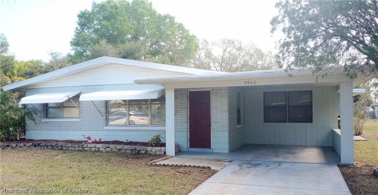 3906 Lakewood Road Sebring, FL 33875 - Photo 1 of 18 a front view of a house