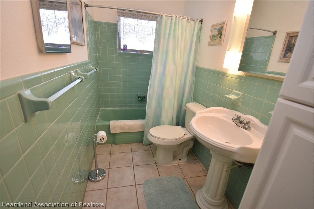 3906 Lakewood Road Sebring, FL 33875 - Photo 15 of 18 a bathroom with a toilet and a shower