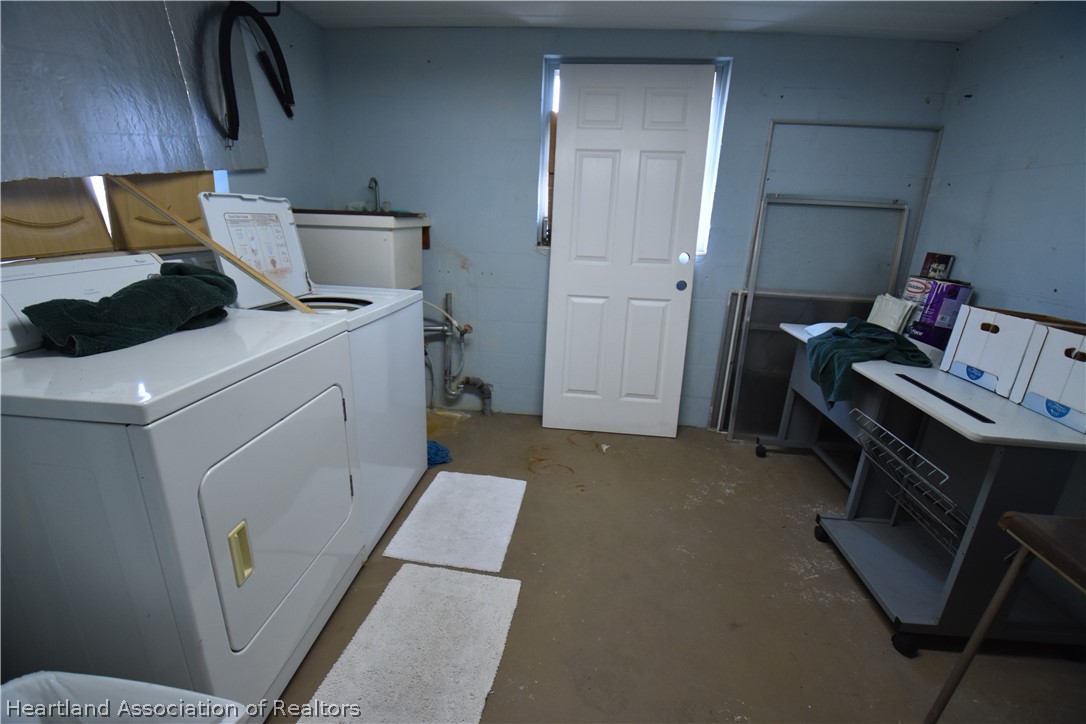 3906 Lakewood Road Sebring, FL 33875 - Photo 16 of 18 a utility room with dryer and washer