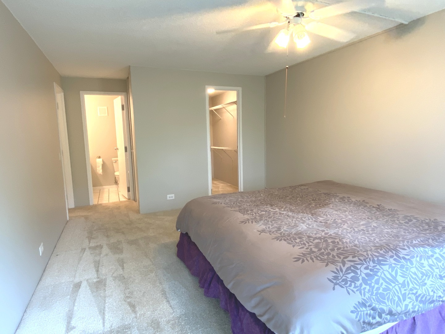 2555 Gross Point Road, Unit 203 Evanston, IL 60201 - Photo 11 of 24 a bedroom with a bed and a chandelier