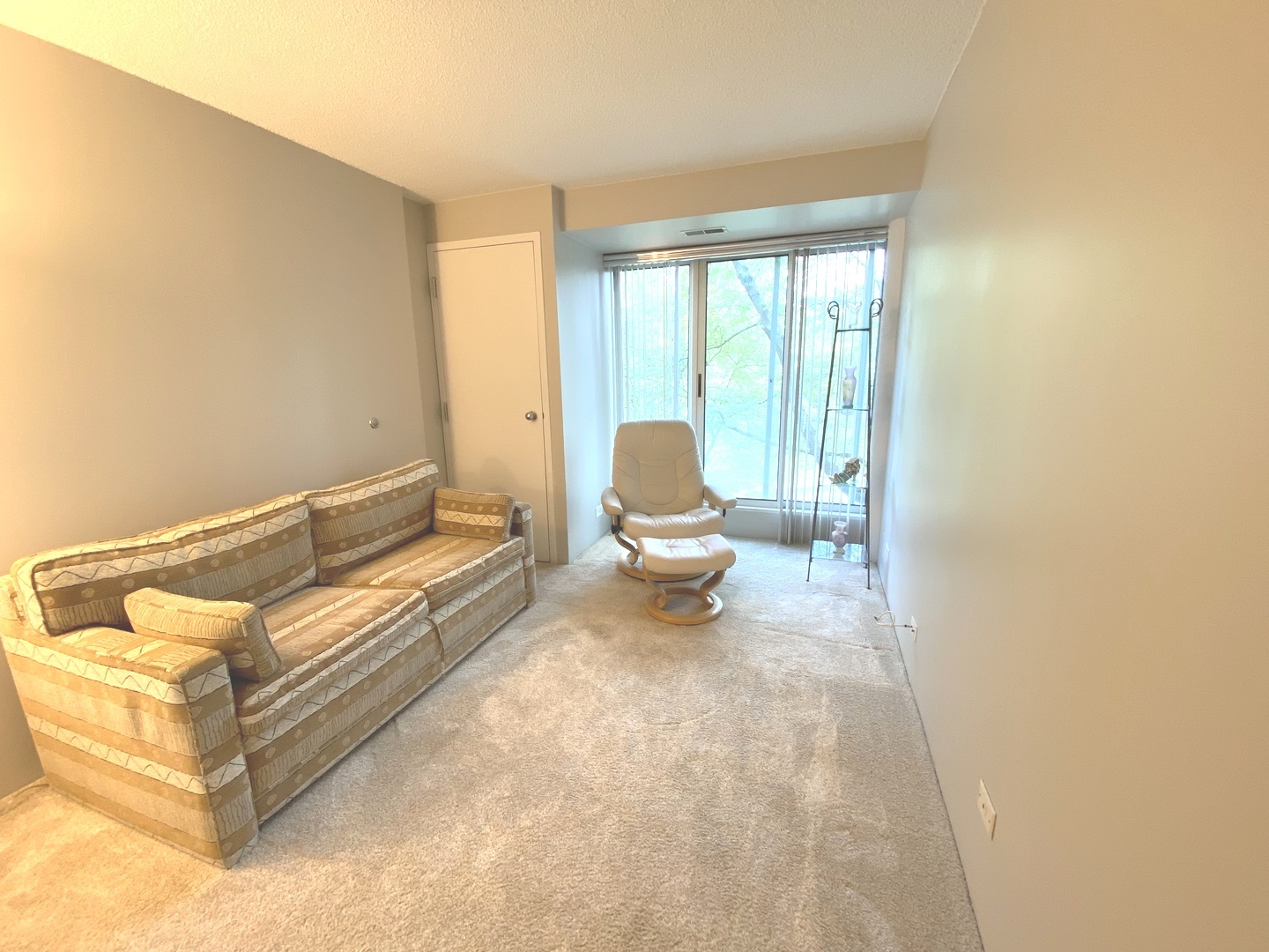 2555 Gross Point Road, Unit 203 Evanston, IL 60201 - Photo 16 of 24 a living room with furniture and a window