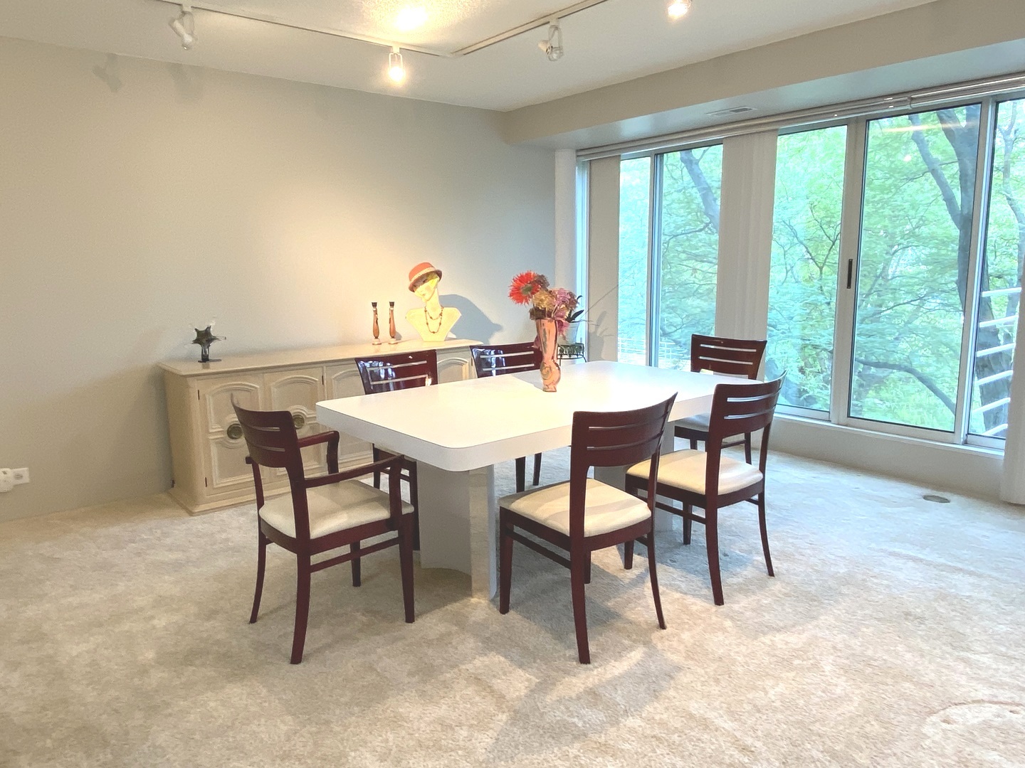 2555 Gross Point Road, Unit 203 Evanston, IL 60201 - Photo 4 of 24 a dining room with furniture and a floor to ceiling window