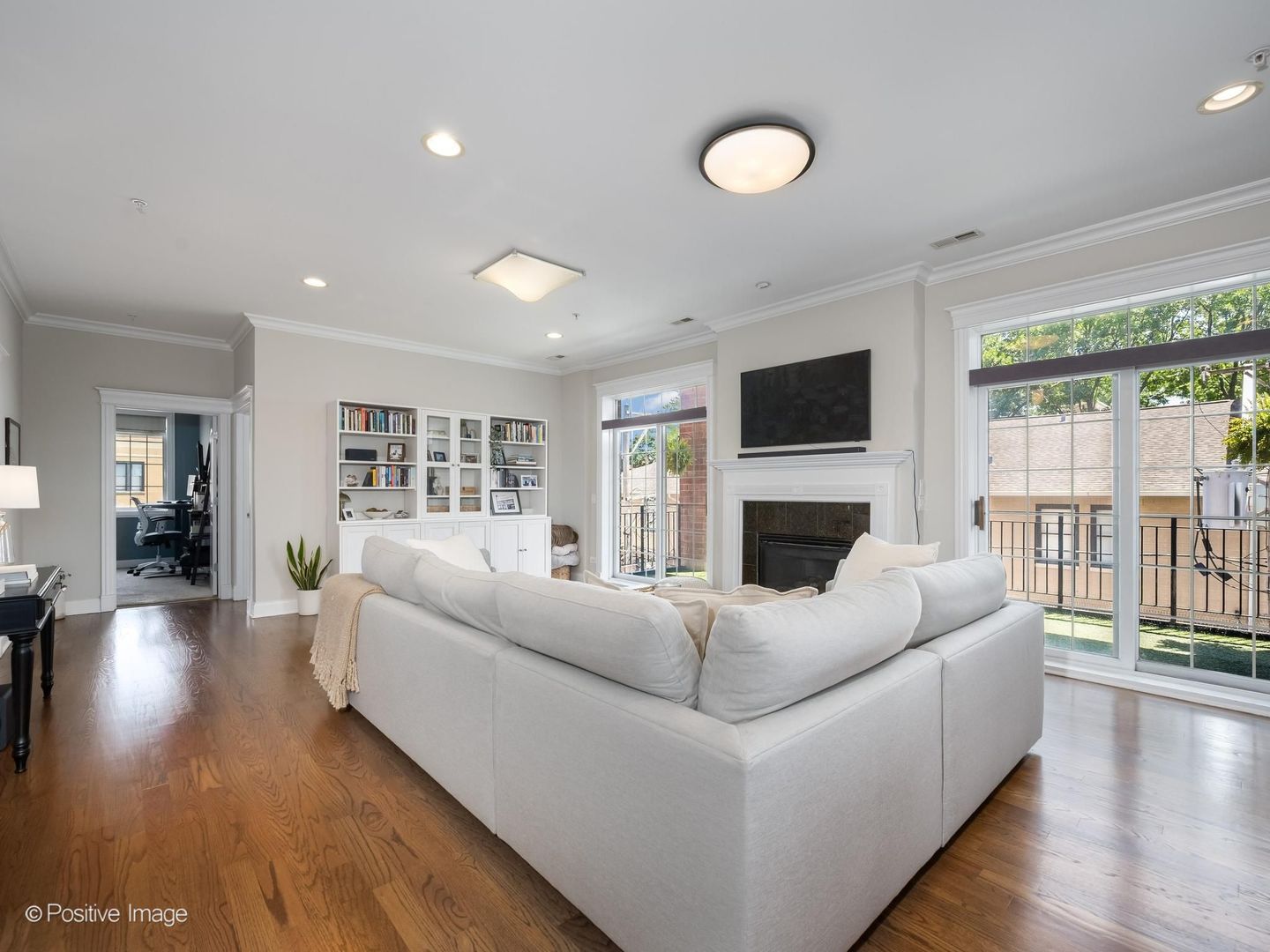 1453 West Irving Park Road, Unit 305 Chicago, IL 60613 - Photo 4 of 22