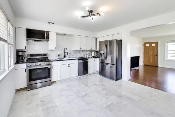 $429,900 | 1789 Farwell Avenue, Des Plaines, IL 60018