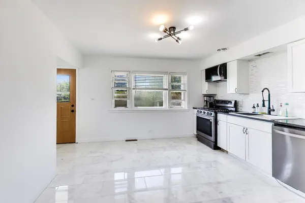 $429,900 | 1789 Farwell Avenue, Des Plaines, IL 60018