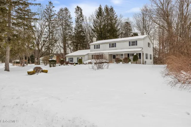 $400,000 | 4 Willowbrook Lane, Clifton Park, NY 12019