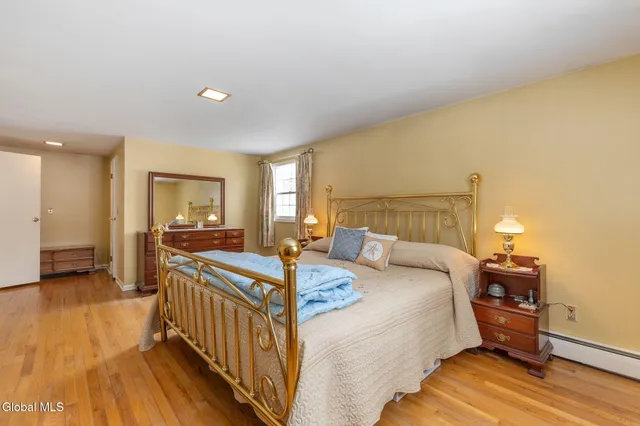 $400,000 | 4 Willowbrook Lane, Clifton Park, NY 12019