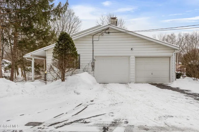 $400,000 | 4 Willowbrook Lane, Clifton Park, NY 12019