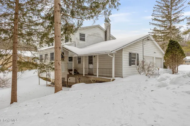 $400,000 | 4 Willowbrook Lane, Clifton Park, NY 12019