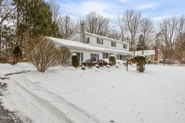 $400,000 | 4 Willowbrook Lane, Clifton Park, NY 12019