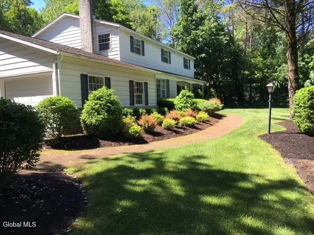 $400,000 | 4 Willowbrook Lane, Clifton Park, NY 12019