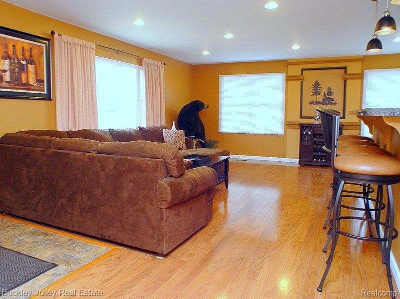 7027 Hartland Road Fenton, MI 48430 - Photo 2 of 18 Neutral Colors.jpg