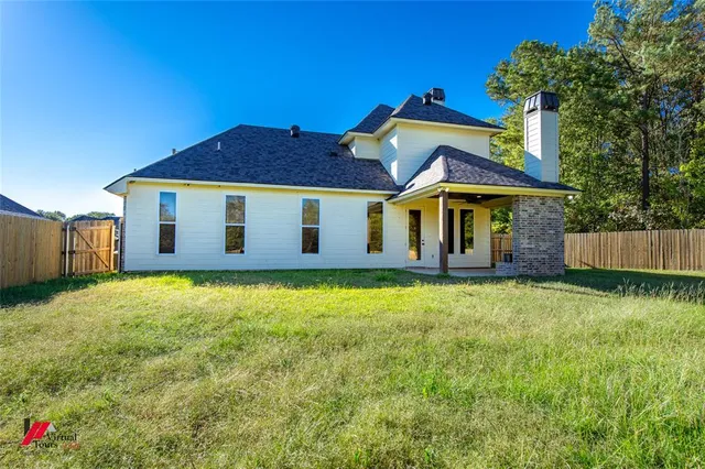 a view of a house with backyard and garden