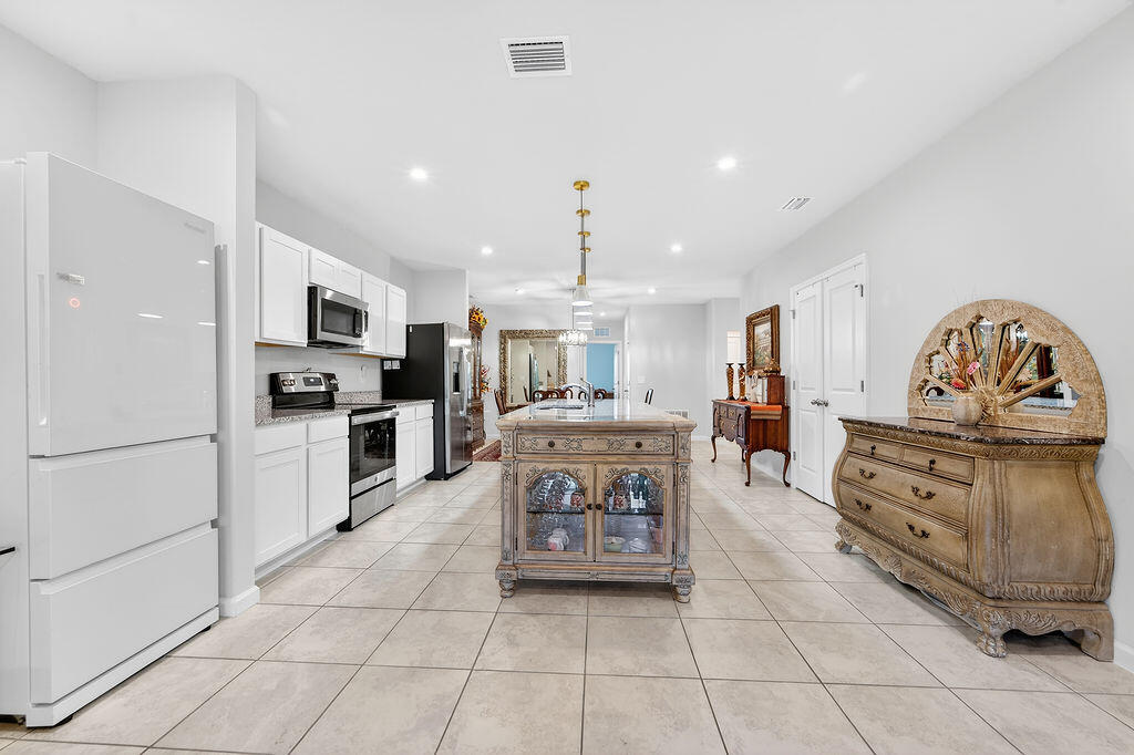 237 Raspberry Road Fort Pierce, FL 34981 - Photo 5 of 41 1221254-21