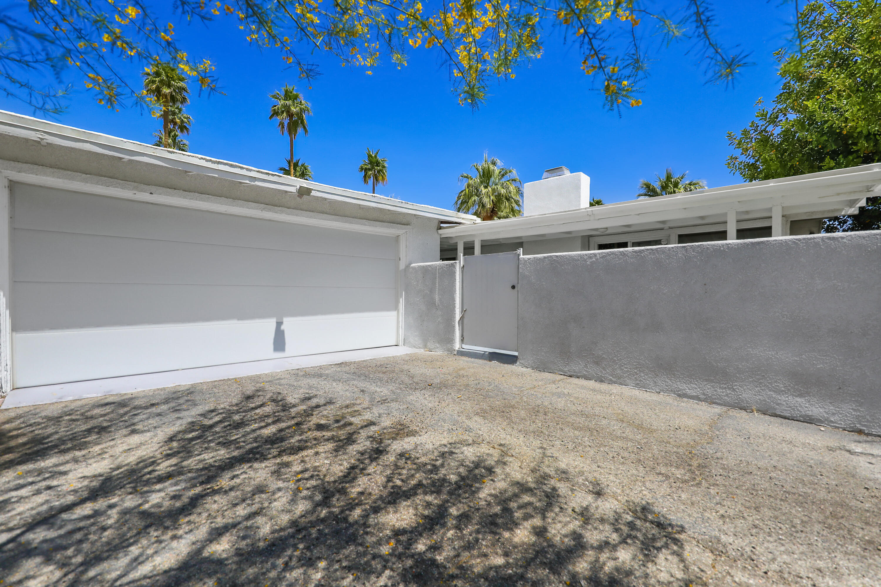 71767 Tunis Road Rancho Mirage, CA 92270 - Photo 5 of 30 a view of a garage