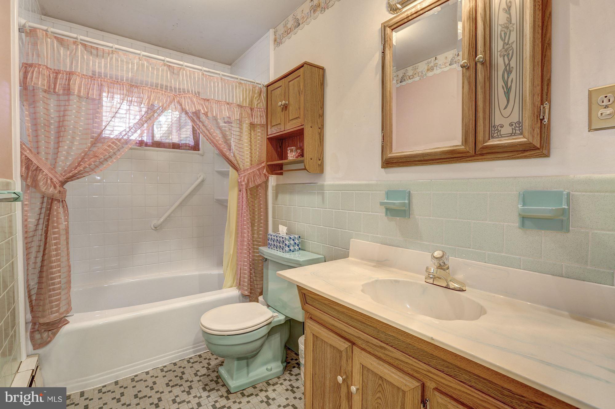 7833 Belgaro Road Laurel, MD 20723 - Photo 18 of 32 Upper level full bathroom