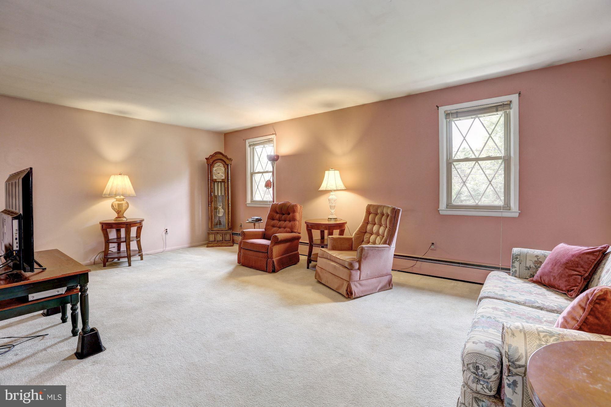 7833 Belgaro Road Laurel, MD 20723 - Photo 3 of 32 Spacious living room