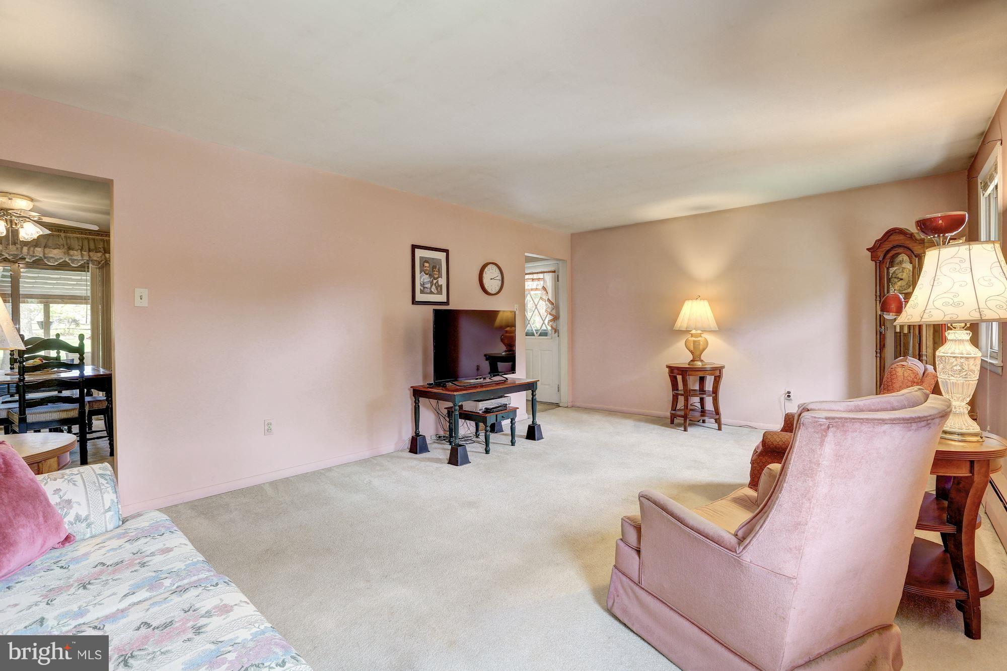 7833 Belgaro Road Laurel, MD 20723 - Photo 4 of 32 Living room