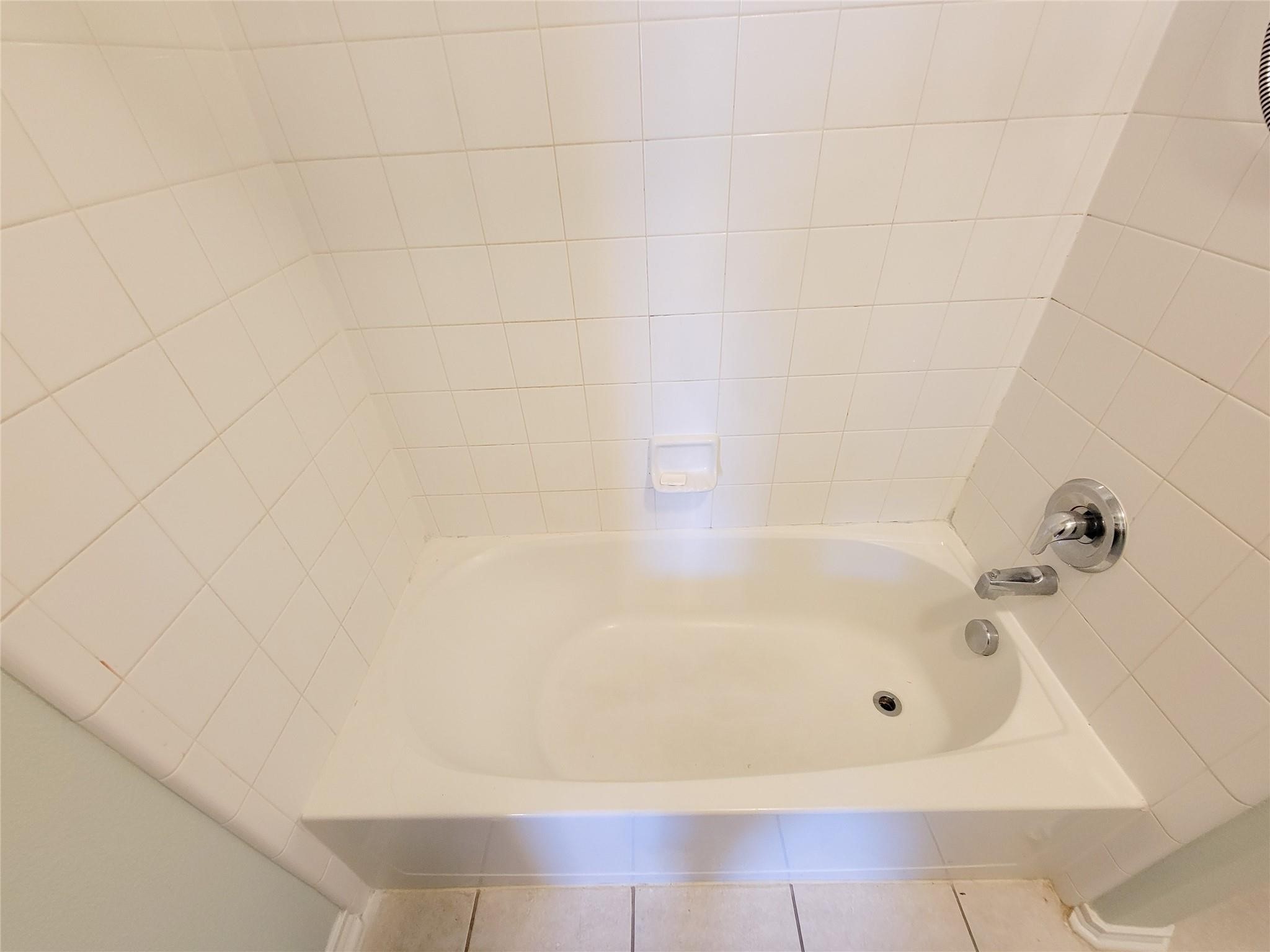 21722 Dimmett Way Spring, TX 77388 - Photo 22 of 38 a bathroom with a bathtub