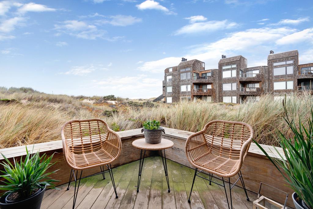 101 Shell Road, Unit 248 Watsonville, CA 95076 - Photo 5 of 28 a view of a chairs and table in the terrace