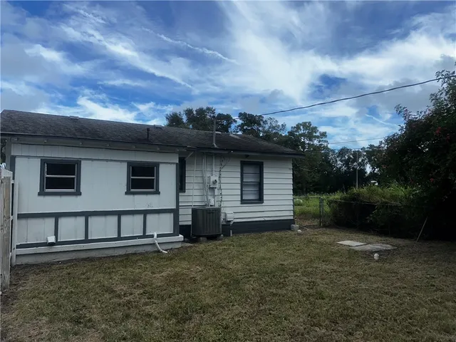 a view of a backyard