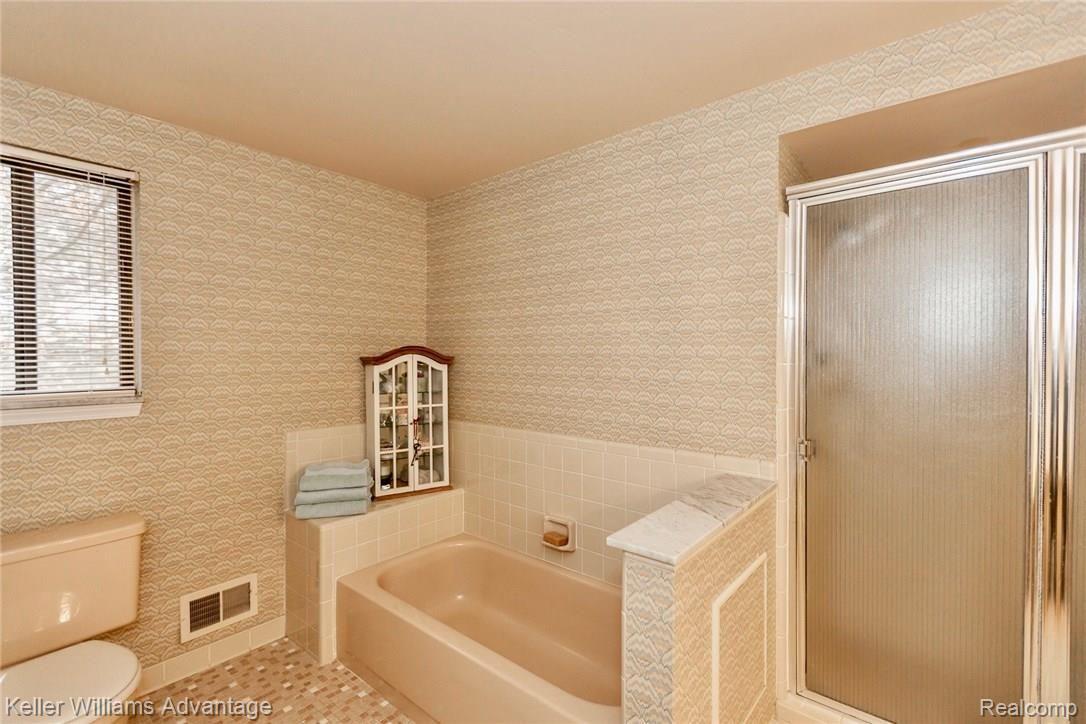 3839 Williamsburg Court Rochester, MI 48309 - Photo 19 of 23 Master Bathroom