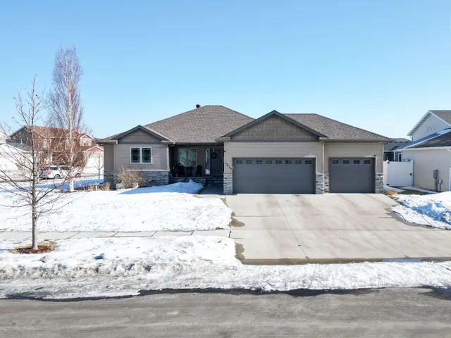 $649,900 | 6810 24th Street South, Fargo, ND 58104