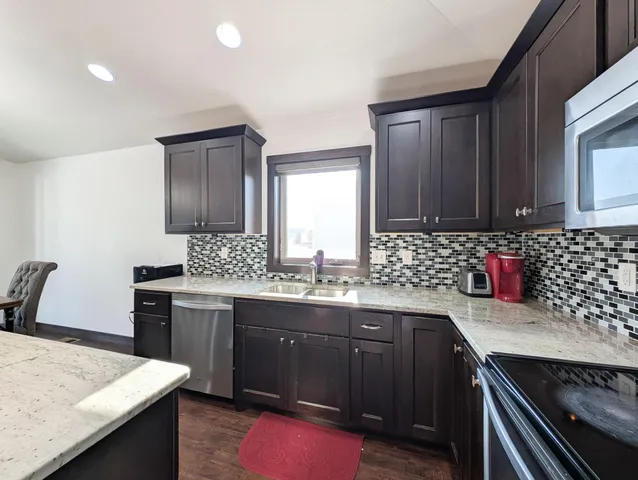 $649,900 | 6810 24th Street South, Fargo, ND 58104