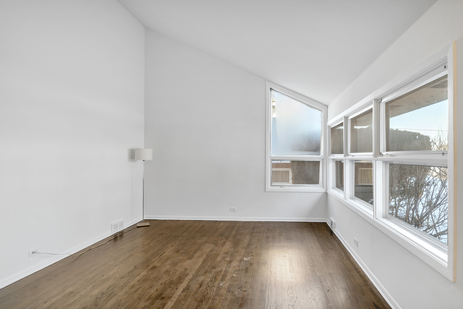 7541 Lyons Street Morton Grove, IL 60053 - Photo 4 of 25